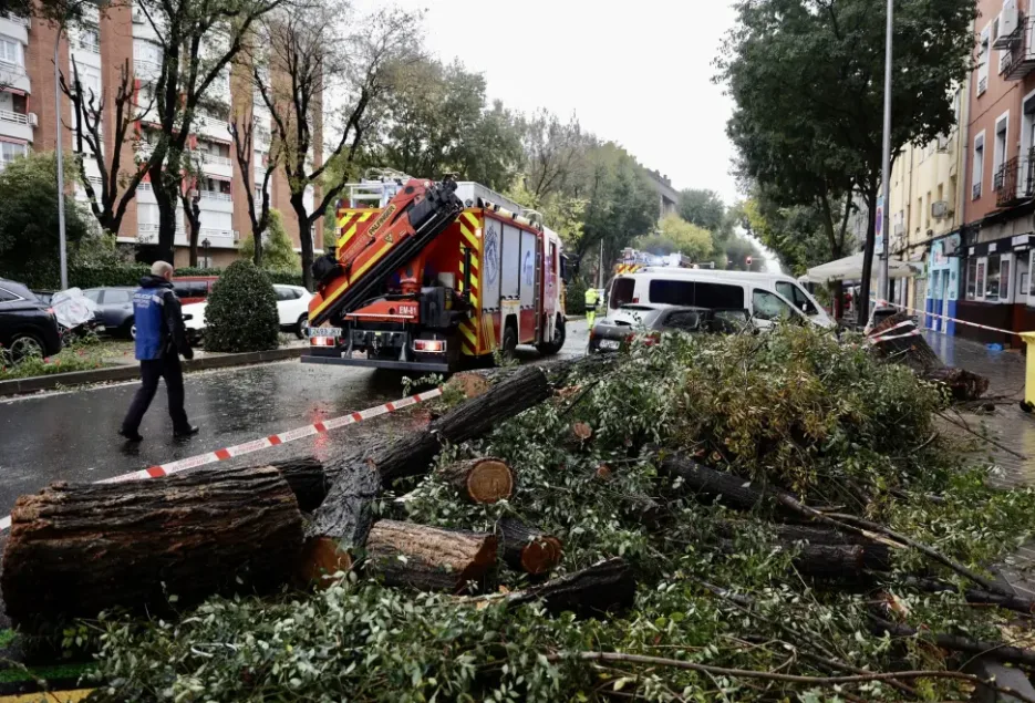 Stormen Nils ger kraftiga vindar och vädervarningar i Madridregionen