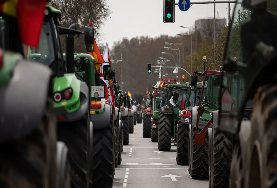 Hundratals traktorer väntas till Madrid i stor jordbruksprotest